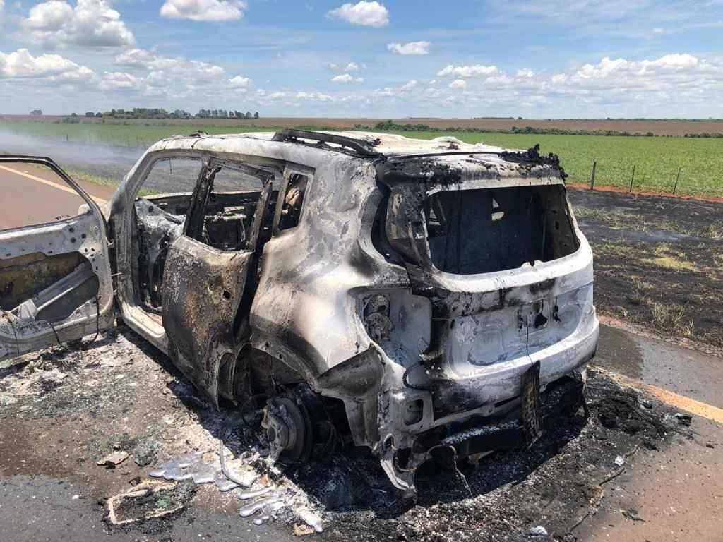 Jeep Renegade foi incendiado pelos bandidos (Foto: Divulgação)