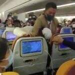 VÍDEO: Passageira tosse contra comissários de bordo e recebe mata-leão na China