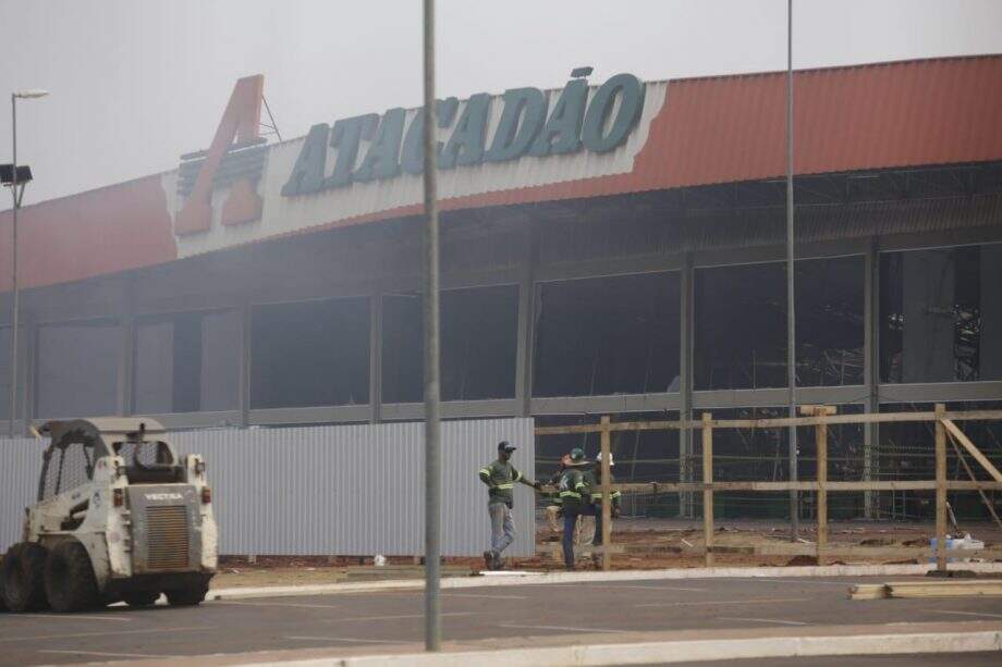 Quatro dias após incêndio histórico, Bombeiros continuam rescaldo no Atacadão