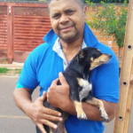 Homem entra em bueiro para salvar cachorro atropelado em Campo Grande
