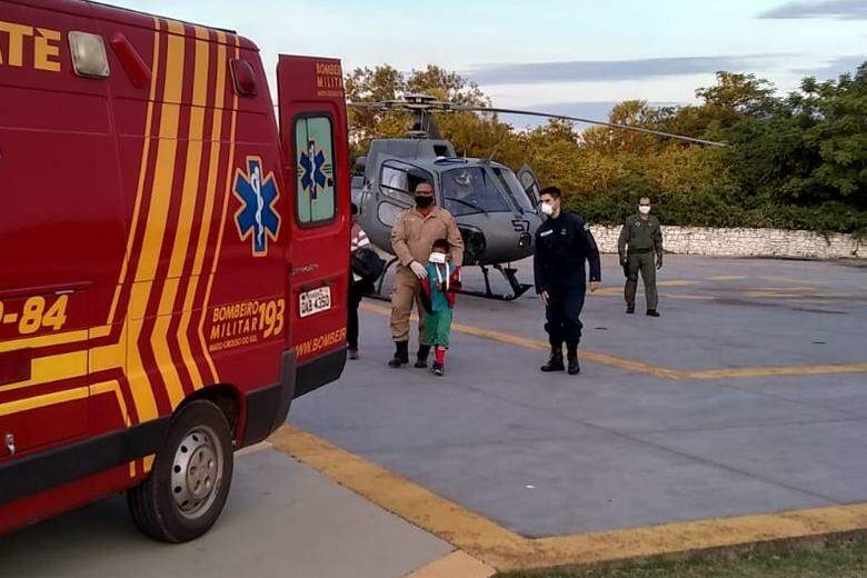 Militares utilizam helicóptero para socorrer criança com clavícula quebrada em aldeia