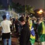 Apoiadores de Bolsonaro pedem liberdade de blogueiro preso em frente à PF