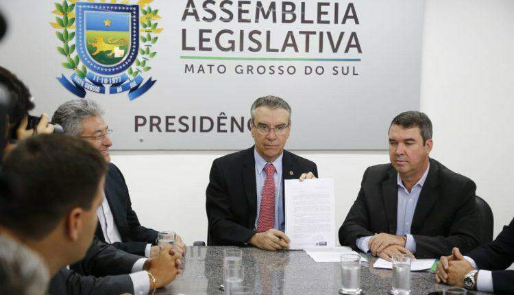 Secretários com presidente da ALMS durante entrega do projeto do PDV (Foto: Arquivo Midiamax)