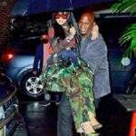 Rihanna é carregada no colo por segurança em noite de chuva em NY