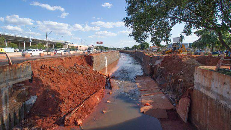 Prefeitura inicia reparos após nova queda de muro de contenção do rio Anhanduí