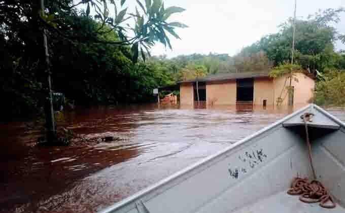 Após desabrigar 23 famílias e deixar vila submersa, rio começa a baixar em Bonito