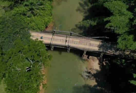 Ponte de madeira será substituída por uma de concreto. (Foto: Prefeitura de Bodoquena)