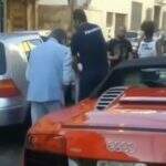 VÍDEO: “Calhambeque” de R$ 1,6 milhão de Roberto Carlos fica sem gasolina e Rei pega carona