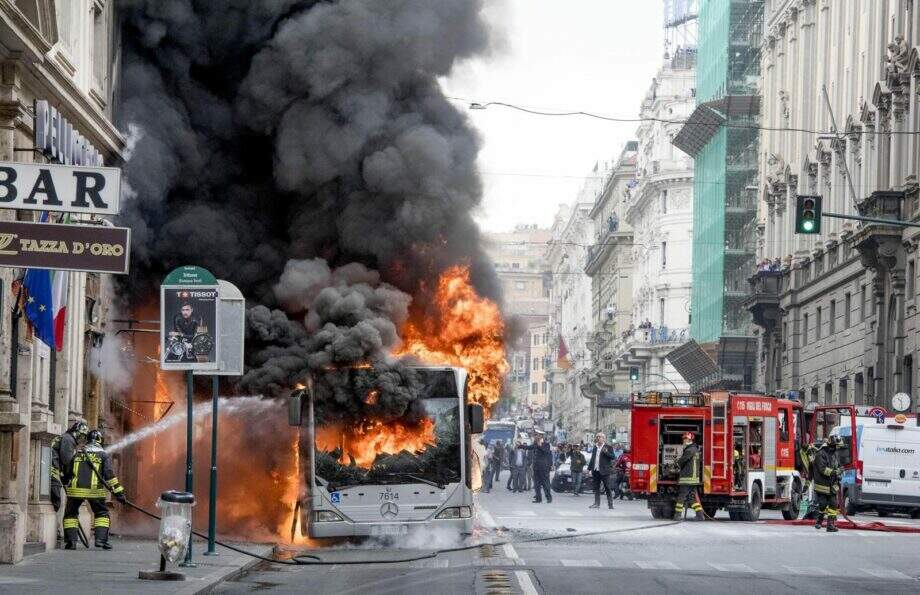 Ônibus explode no centro de Roma