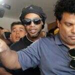 Festas e modelos, jornal paraguaio revela prisão “agitada” de Ronaldinho Gaúcho