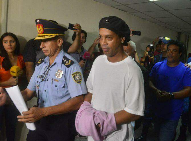 Justiça não aceita pedido de defesa e Ronaldinho continua em prisão domiciliar