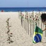 Praia de Copacabana vira roseiral em memória das mais de 500 mil mortes por covid-19