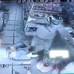 VÍDEO: Bandidos invadem mercado, fazem funcionários deitarem no chão e levam dinheiro e mercadorias