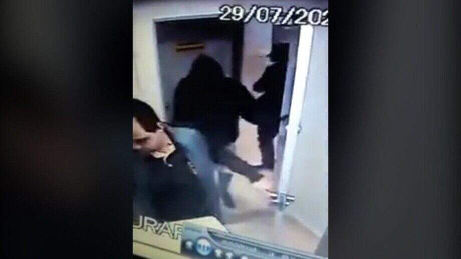 VÍDEO: Imagens mostram bandidos rendendo funcionário em roubo de R$ 1 milhão no Banco do Brasil