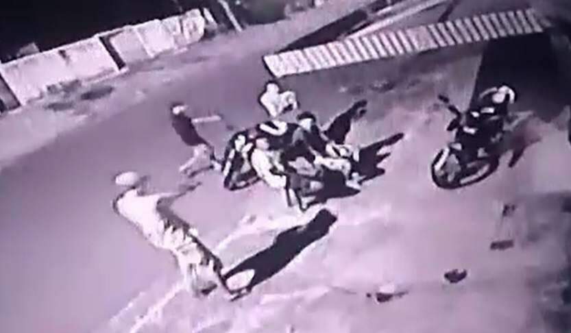 VÍDEO: Dupla assalta jovens no Jardim Aeroporto e foge com celulares e moto