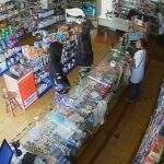 VÍDEO: bandidos fingem ser clientes e roubam farmácia em menos de 1 minuto