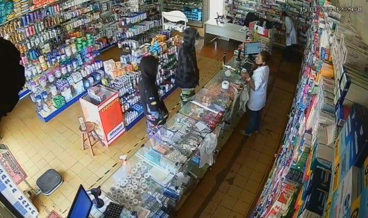 VÍDEO: bandidos fingem ser clientes e roubam farmácia em menos de 1 minuto