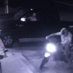 VÍDEO: Empresário tem Hilux roubada por dupla em frente de casa