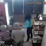 VÍDEO: Sem armas, mulher assalta lanchonete na Avenida dos Cafezais