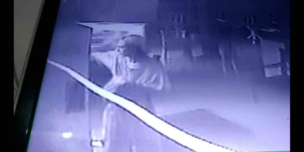 VÍDEO: ladrão arremessa pedras e arromba restaurante na região central em Campo Grande