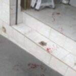 Comerciante é amarrado e ferido a tiro por bandidos quando abria mercado na Vila Nasser