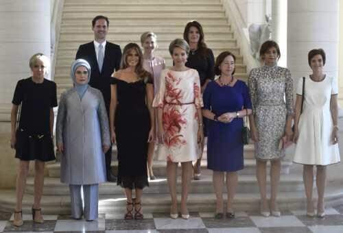 Pela 1ª vez marido de chefe de Estado posa com primeiras-damas em foto da OTAN