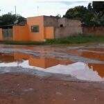 VÍDEO: Chuva rápida faz rua de terra virar lago no Santa Emília