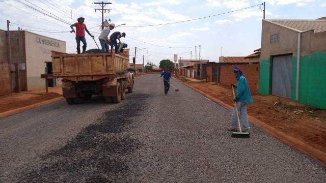 Rua de Chapadão do Sul recebendo cascalhamento em 2017. (Divulgação