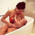 Sabrina Sato posta foto amamentando filha na banheira e fãs elogiam