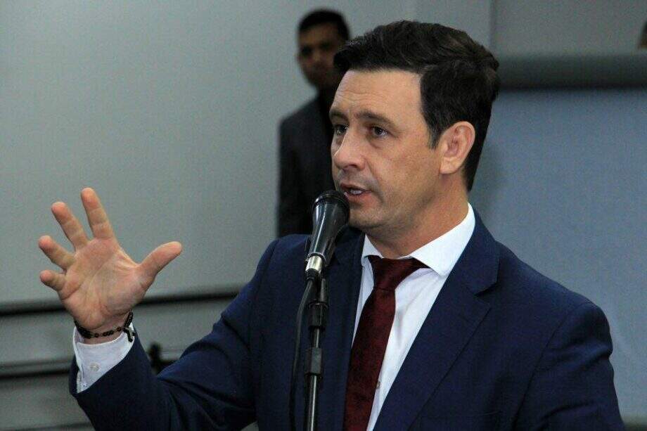 “Usou retroescavadeira para atacar os policiais”, diz Salineiro ao criticar senador baleado