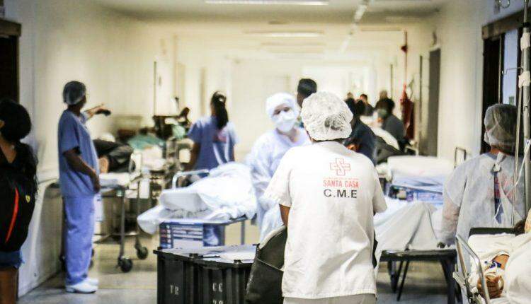 Esgotamento na pandemia afasta 13 profissionais da saúde por mês da Santa Casa