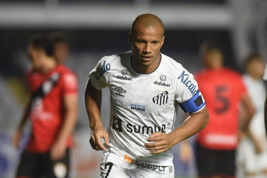 Santos massacra Atlético-GO, mas falha na pontaria e perde na Vila após 11 jogos