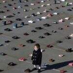 Protesto em Londres com 1.500 sapatos de criança por recuperação econômica favorável ao clima.