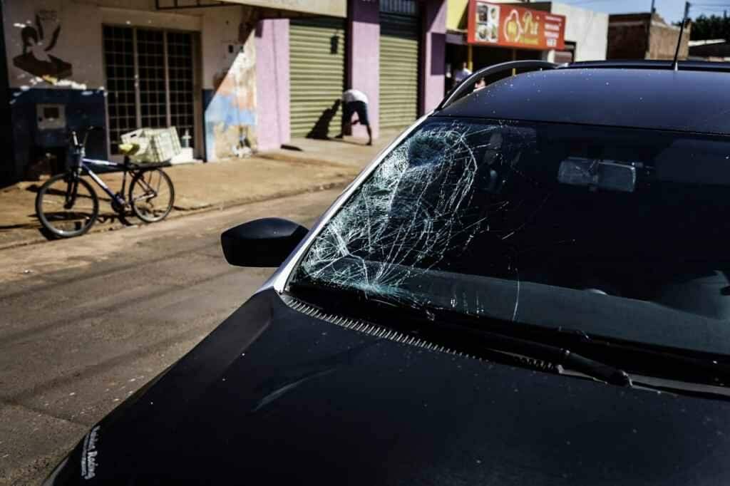 O ciclista foi atingido pela Saveiro (Foto: Henrique Arakaki