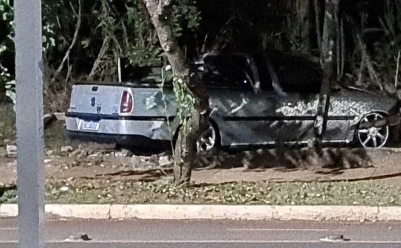 Saveiro só parou no alambrado