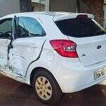 Condutor de caminhonete colide em carro estacionado e foge