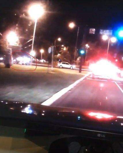 VÍDEO: motociclista avança sinal vermelho e é atingido por carro na Afonso Pena
