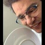 Celso Portiolli grava vídeo lavando louça e ‘habilidade’ vira alvo de piada