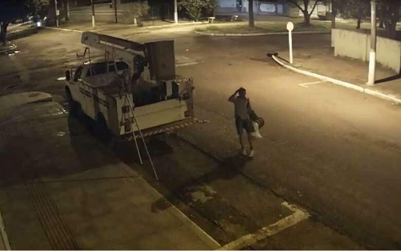 VÍDEO: Pela 3ª vez, bandidos arrombam caminhonete e furtam objetos
