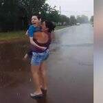 VÍDEO: Mãe leva filho deficiente para tomar banho de chuva e alegria viraliza nas redes sociais