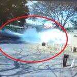 VÍDEO: Caixa d´água cai, quase atinge veículo e destrói muro de residencial