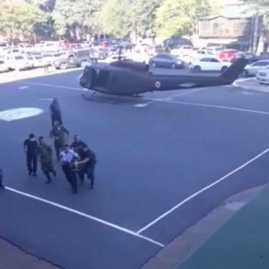 Imagem mostra momento em que militar chega ao hospital para ser atendido