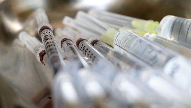 Com meta de vacinar quase 900 mil contra a Covid-19, MS tem 343 mil seringas em estoque