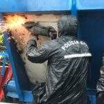 Polícia corta lataria de máquina agrícola para retirar 2,5 toneladas de maconha