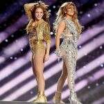 Shakira e Jennifer Lopez fazem show no intervalo do Super Bowl, em Miami.
