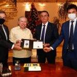 Ao lado de Bolsonaro, Silvio Santos recebe selo em homenagem a seus 90 anos