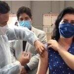 Senadora Simone Tebet é vacinada com primeira dose contra a covid-19 em Campo Grande