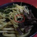 Casal encontra barata em sobá durante jantar em restaurante japonês
