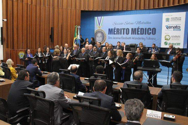 Coral da Assembleia se apresenta no início da sessão solene que homanegeou médicos de Mato Grosso do Sul