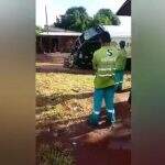 VÍDEO: Caminhão da Solurb atola e quase tomba em rua alagada no Jardim Carioca